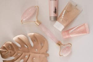 Usos y beneficios del masajeador facial de cuarzo rosa